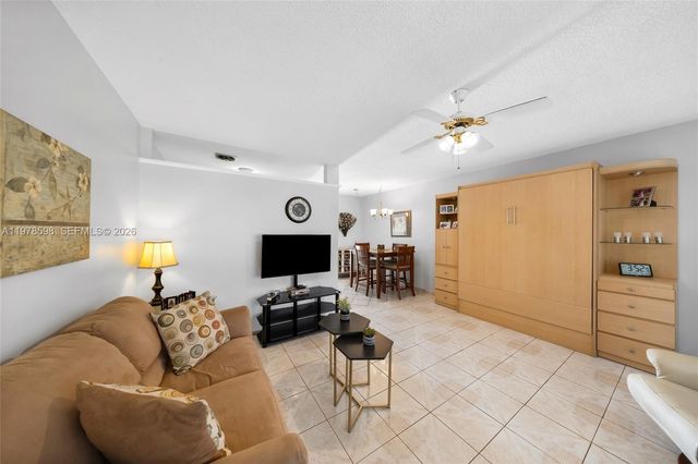 900 SW 10th Ter 14S, Hallandale Beach, FL 33009