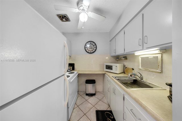 900 SW 10th Ter 14S, Hallandale Beach, FL 33009