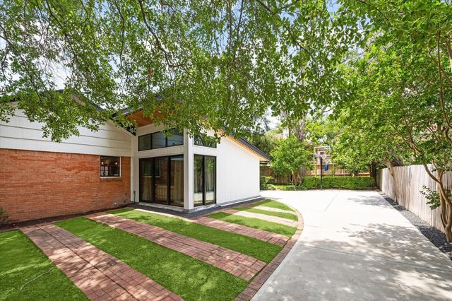 1902 Chimney Rock Road, Houston, TX 77056