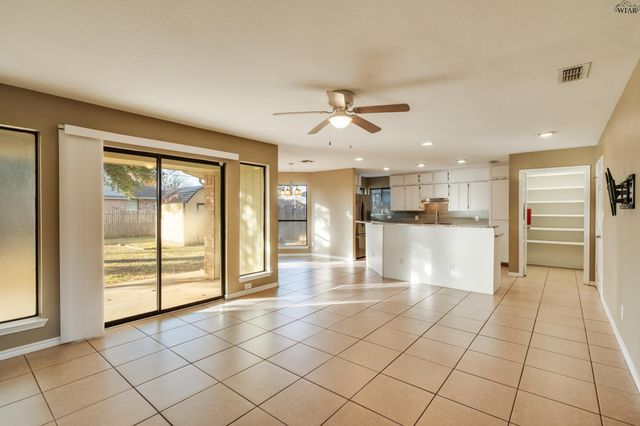 8 PILOT POINT DRIVE, Wichita Falls, TX 76306