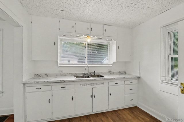 2200 S Term Street, Burton, MI 48519