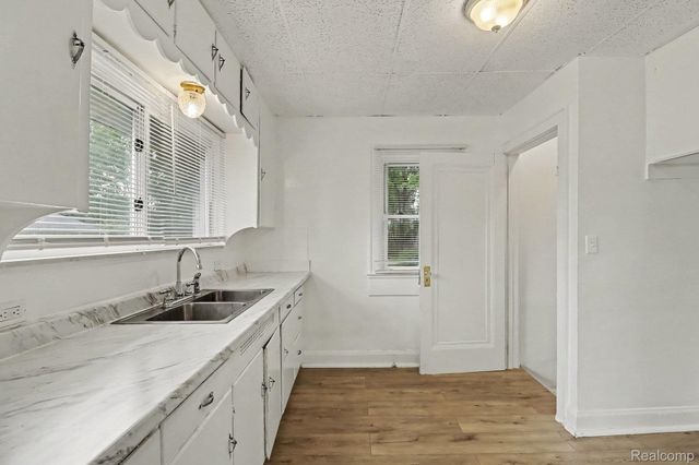 2200 S Term Street, Burton, MI 48519