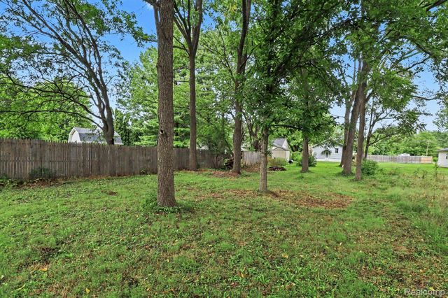 2200 S Term Street, Burton, MI 48519