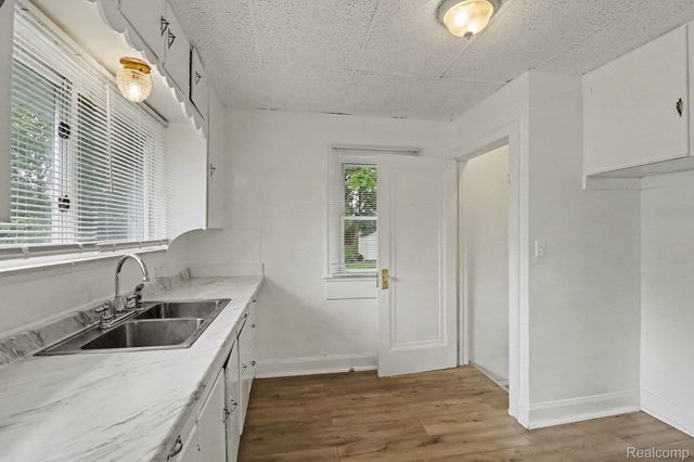 2200 S Term Street, Burton, MI 48519