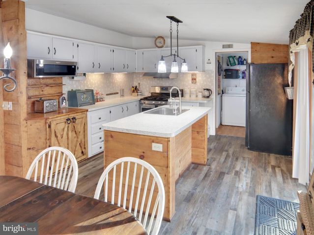 516 ROBERTS RD, Great Cacapon, WV 25422