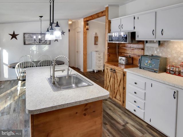 516 ROBERTS RD, Great Cacapon, WV 25422