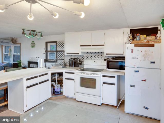 516 ROBERTS RD, Great Cacapon, WV 25422