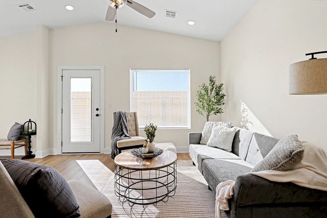 3833-3835 S Bluelake Ct, Wichita, KS 67215