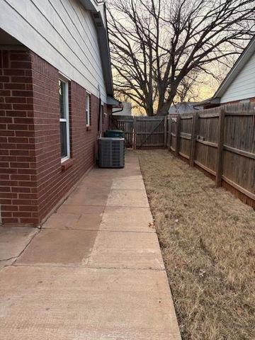 300 N Lockeport Drive, Edmond, OK 73003