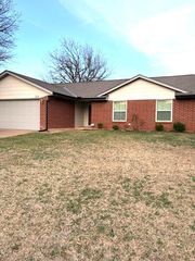 300 N Lockeport Drive, Edmond, OK 73003