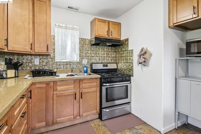 874 Pine St, Oakland, CA 94607