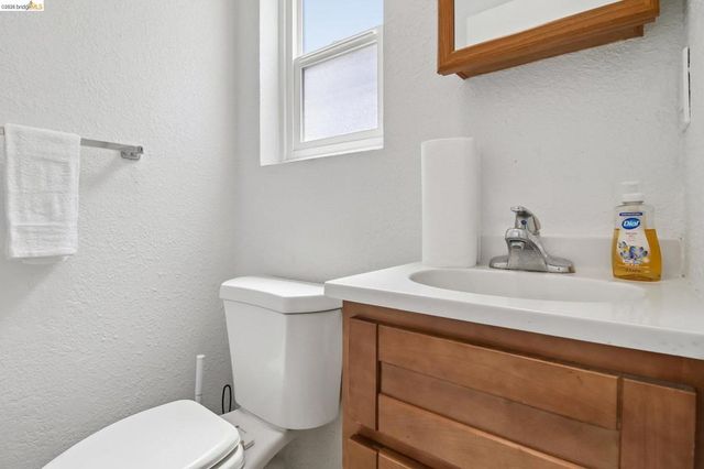 874 Pine St, Oakland, CA 94607