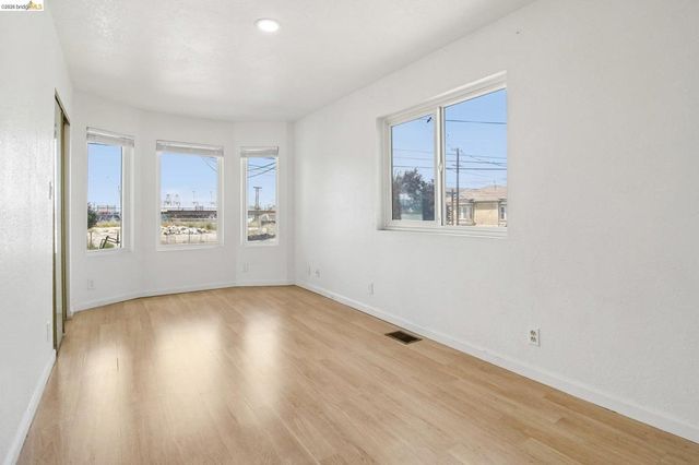 874 Pine St, Oakland, CA 94607
