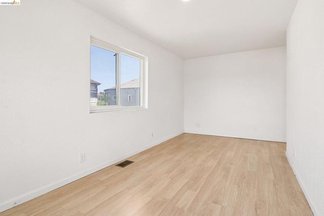 874 Pine St, Oakland, CA 94607