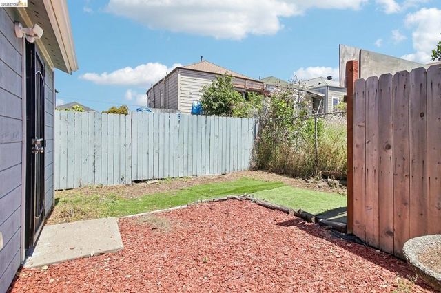 874 Pine St, Oakland, CA 94607