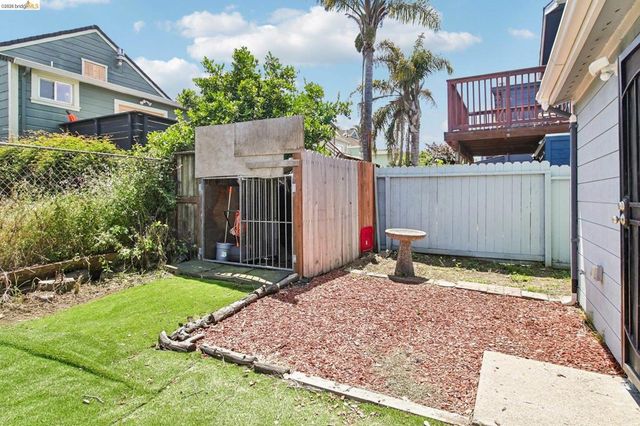 874 Pine St, Oakland, CA 94607