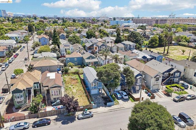 874 Pine St, Oakland, CA 94607