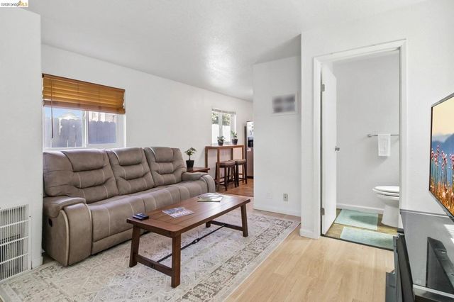 874 Pine St, Oakland, CA 94607