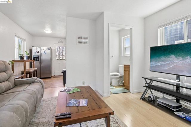 874 Pine St, Oakland, CA 94607