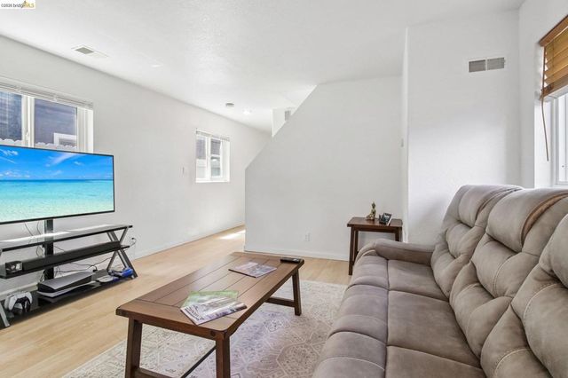 874 Pine St, Oakland, CA 94607