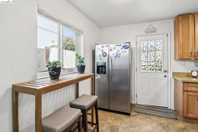 874 Pine St, Oakland, CA 94607