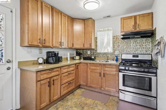 874 Pine St, Oakland, CA 94607