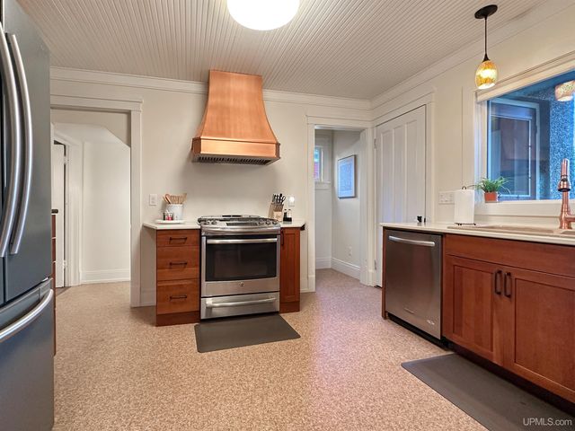 605 Ogden Avenue, Escanaba, MI 49829