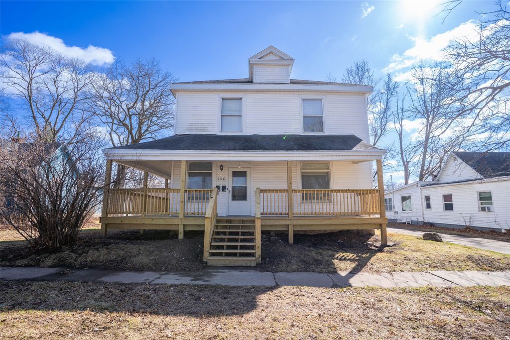 306 W Robinson Street, Knoxville, IA 50138