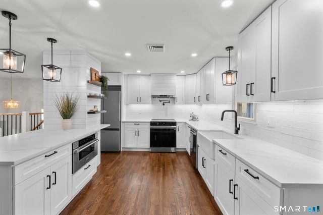 11 Lane Street, Shelton, CT 06484