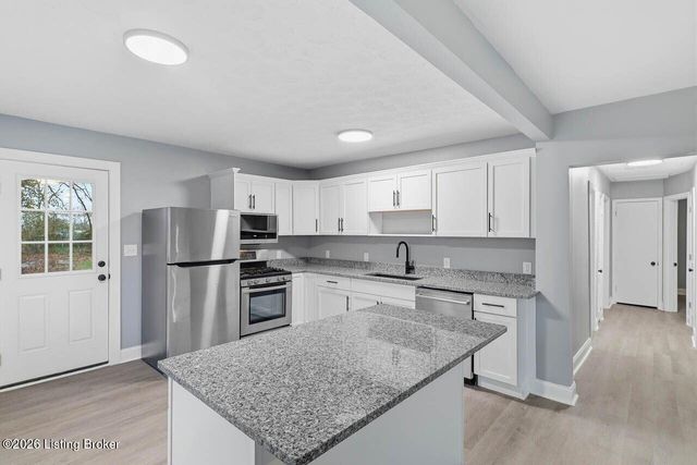 5311 Red Leaf Rd, Louisville, KY 40218