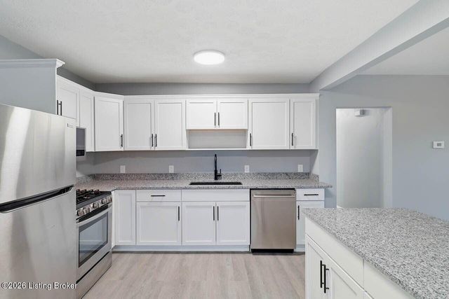 5311 Red Leaf Rd, Louisville, KY 40218