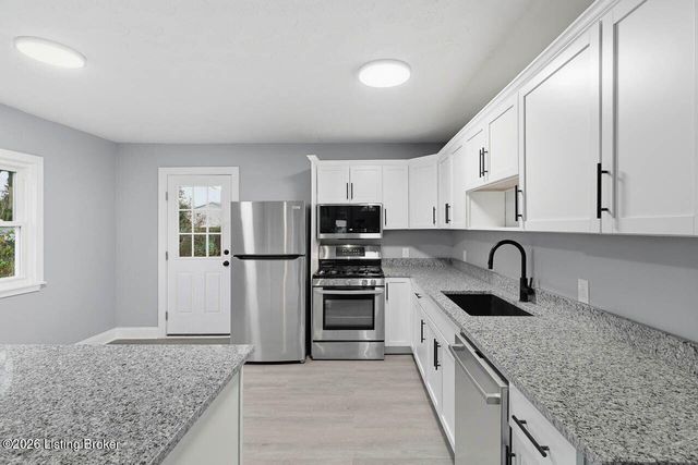 5311 Red Leaf Rd, Louisville, KY 40218