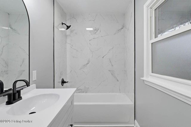 5311 Red Leaf Rd, Louisville, KY 40218