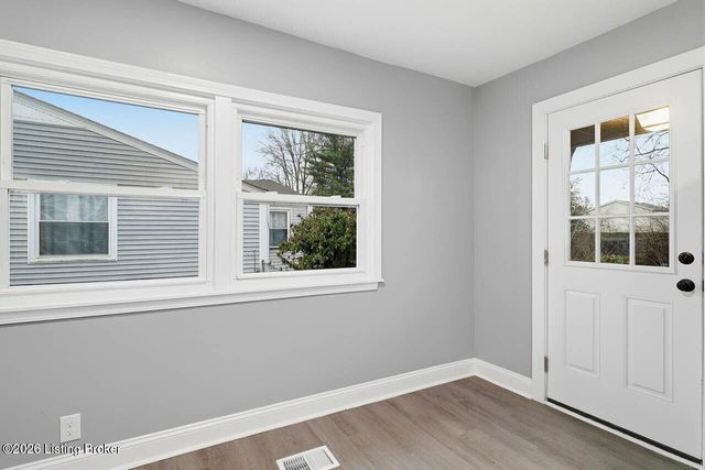 5311 Red Leaf Rd, Louisville, KY 40218