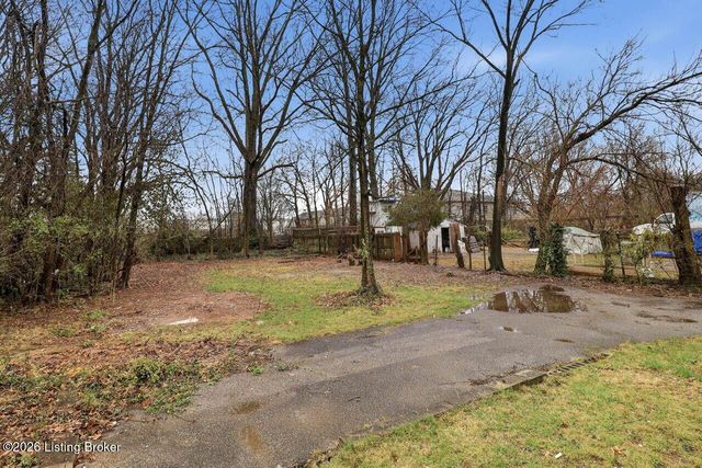 5311 Red Leaf Rd, Louisville, KY 40218