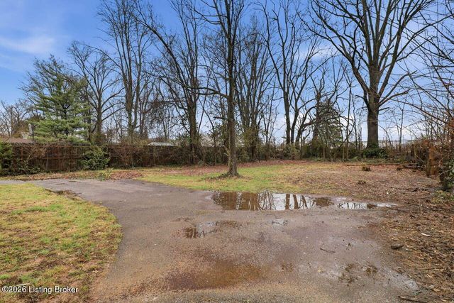 5311 Red Leaf Rd, Louisville, KY 40218