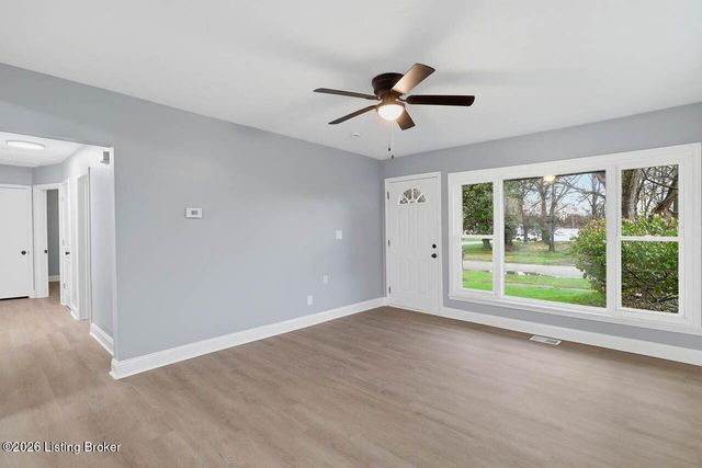 5311 Red Leaf Rd, Louisville, KY 40218