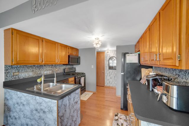 1400 Berta Drive, Crest Hill, IL 60403