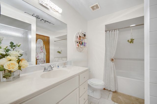 1400 Berta Drive, Crest Hill, IL 60403