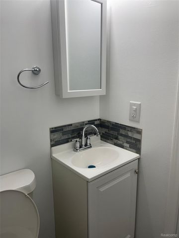 80 W Mansfield Avenue, Pontiac, MI 48340