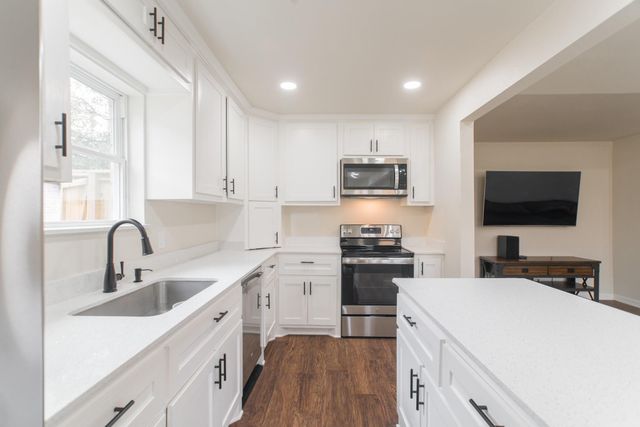 4913 Deerwood Circle, Baytown, TX 77521
