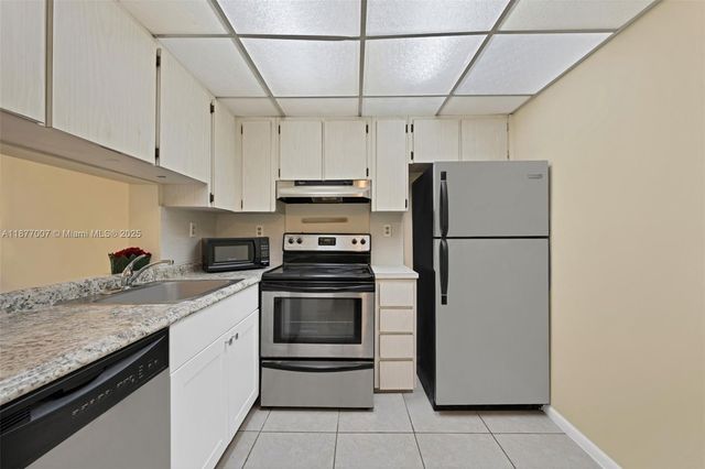 1673 Bay Rd 403, Miami Beach, FL 33139