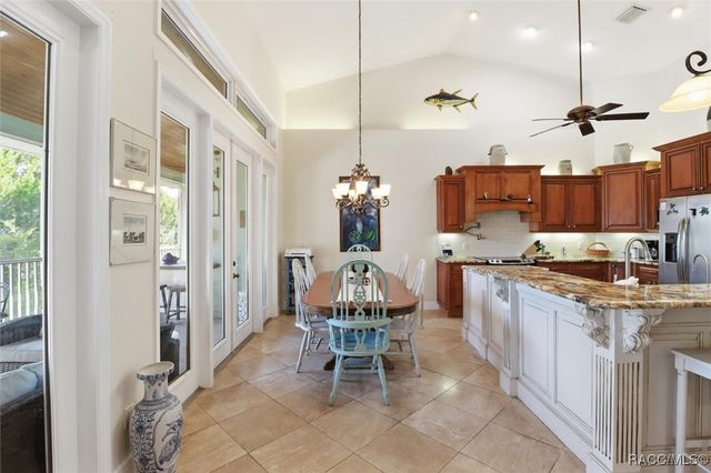 5 Palm Drive, Yankeetown, FL 34498