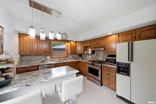 325 INDIAN Circle, East Peoria, IL 61611