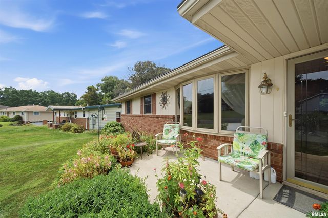 325 INDIAN Circle, East Peoria, IL 61611