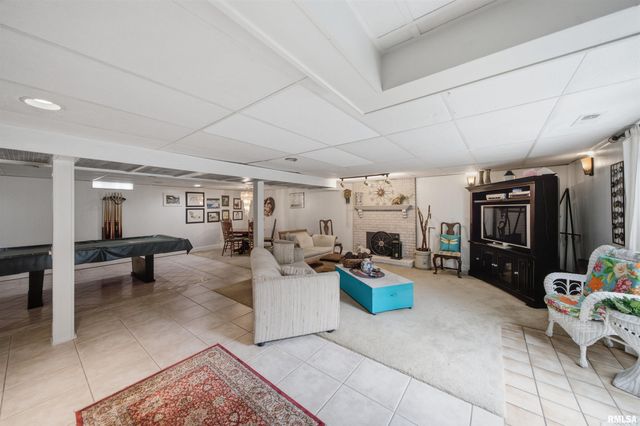325 INDIAN Circle, East Peoria, IL 61611