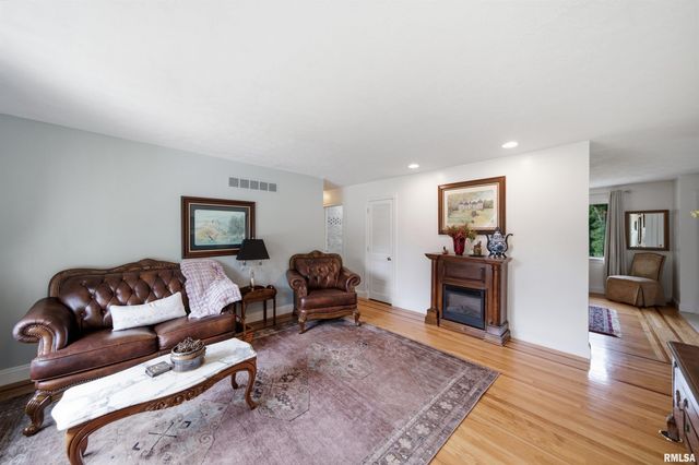 325 INDIAN Circle, East Peoria, IL 61611