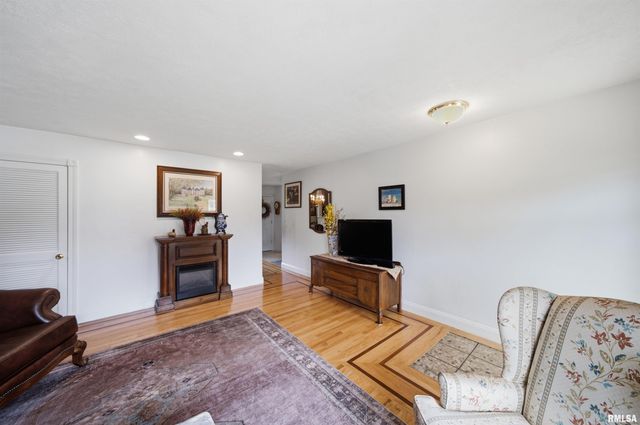 325 INDIAN Circle, East Peoria, IL 61611