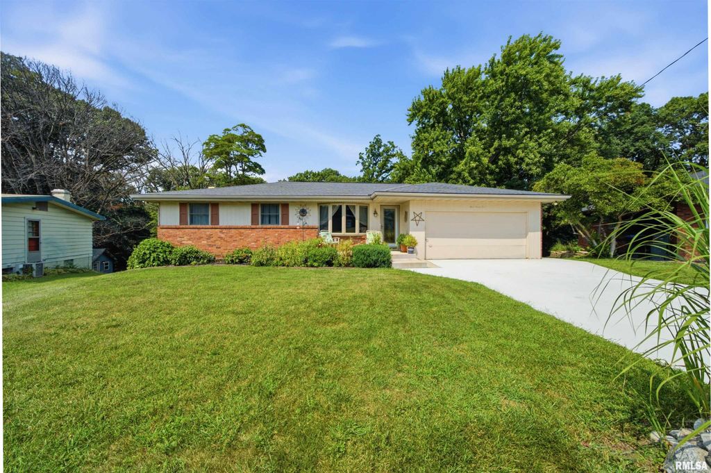 325 INDIAN Circle, East Peoria, IL 61611