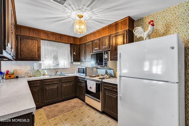 6 Falmouth Street, Toms River, NJ 08757